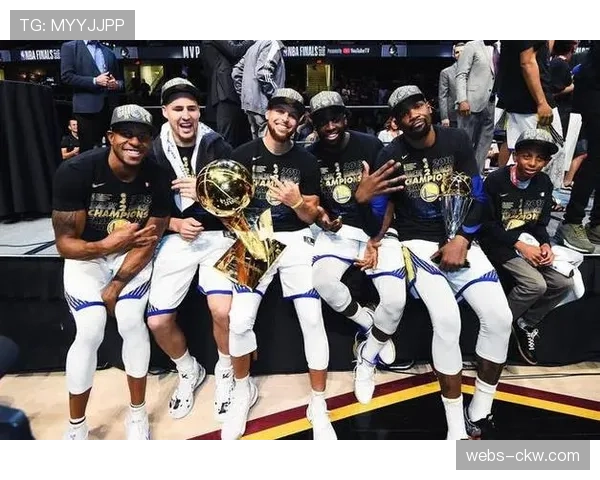 勇士队核心斯蒂芬·库里成为联盟新版球员专属数据App的首位体验官 勇士队核心斯蒂芬·库里成为联盟新版球员专属数据App的首位体验官